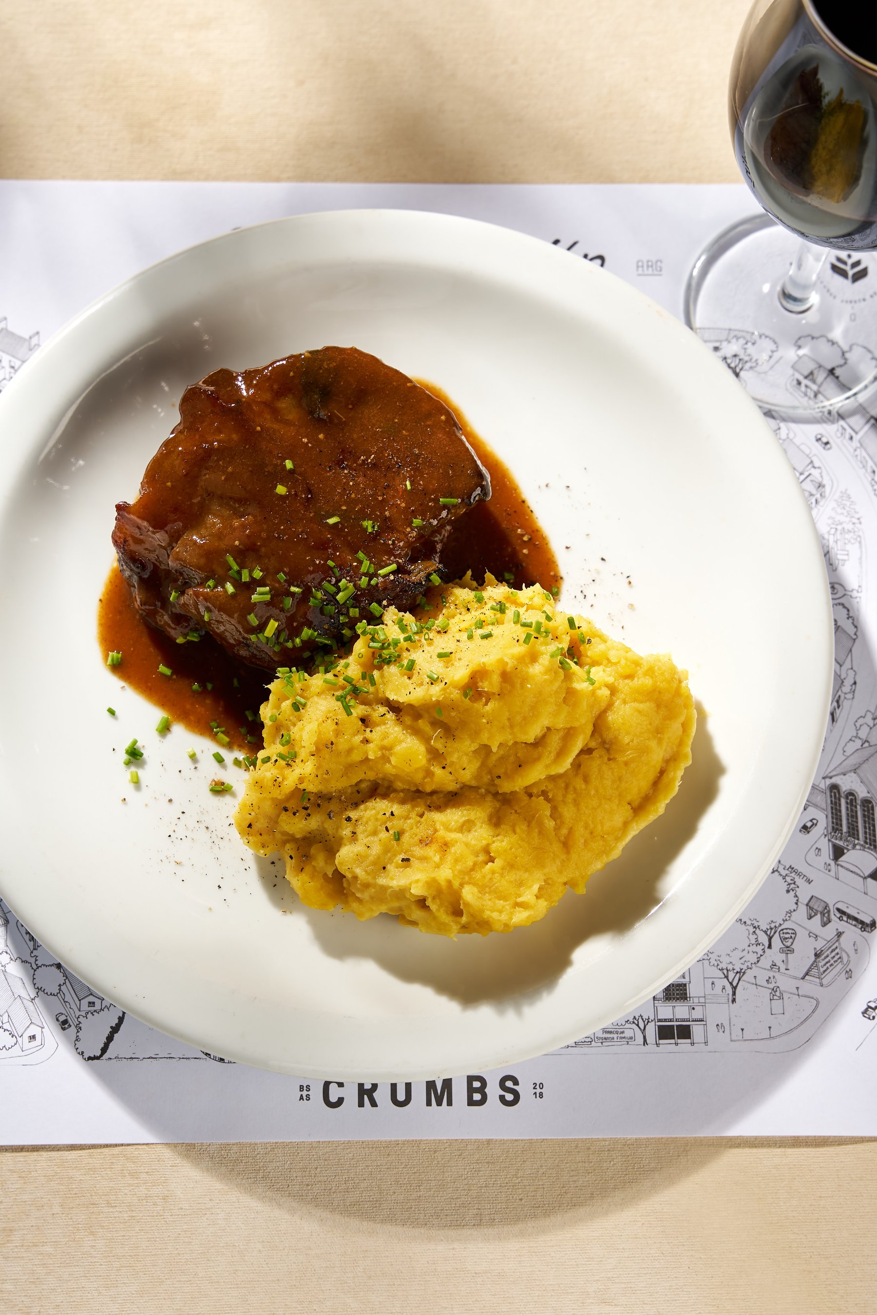 Bondiola Braseada con Puré de Batata