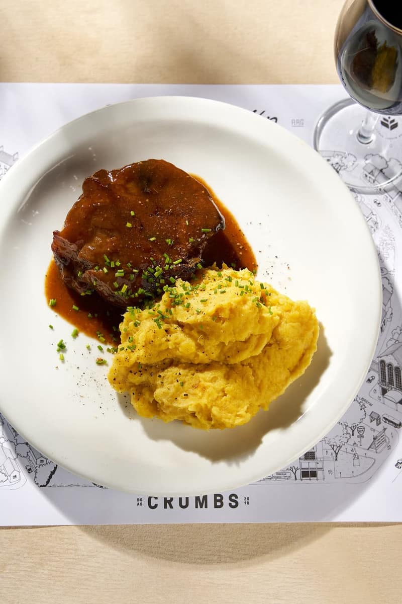 Bondiola Braseada con Puré de Batata